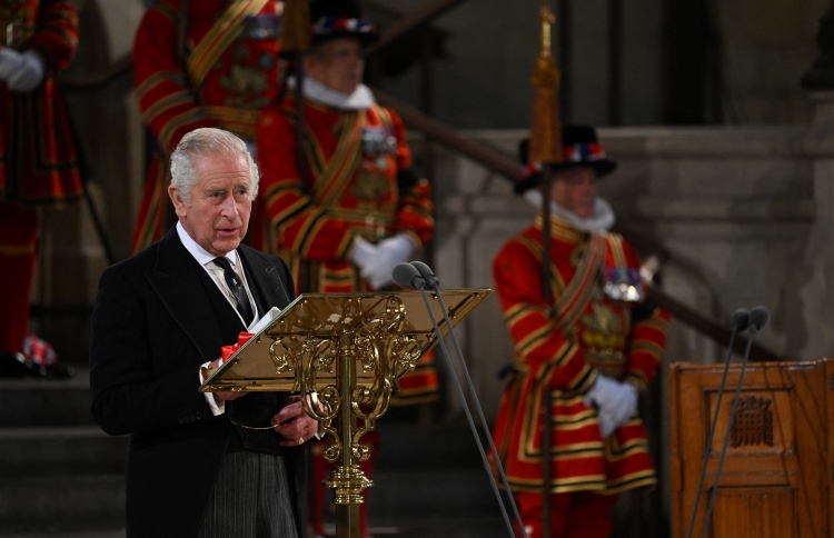 ރަސްކަން ކުރުމުގައި ދަމަހައްޓާނީ ރާނީގެ ނަމޫނާ: ޗާލްސް