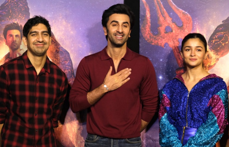 ބަރަހްމަސްތުރާގެ ލީޑު ދެތަރިން ކަމަށްވާ އާލިއާ އާއި ރަންބީރު އަދި ފިލްމުގެ ޑައިރެކްޓަރު އަޔާން.