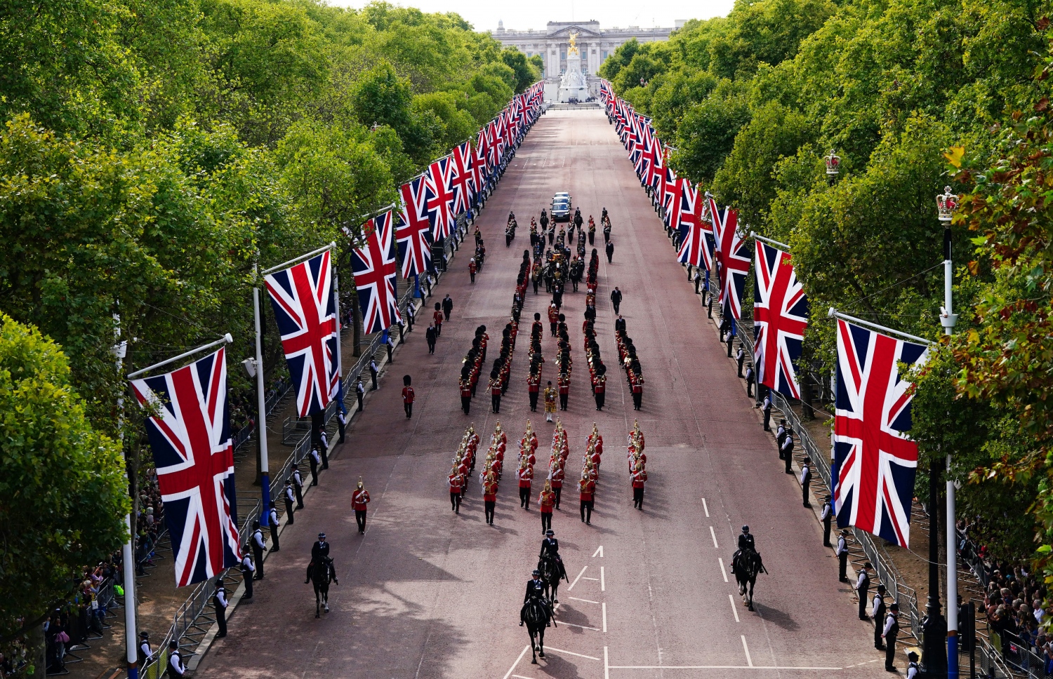 ސެޕްޓެމްބަރ 14، 2022: އިނގިރޭސި ރާނީ އެލިޒަބަތު ދޭއްގެ ސަންދޯއް، ވެސްޓްމިންސްޓާ ހޯލަށް ގެންދަނީ. --އޭއެފްޕީ
