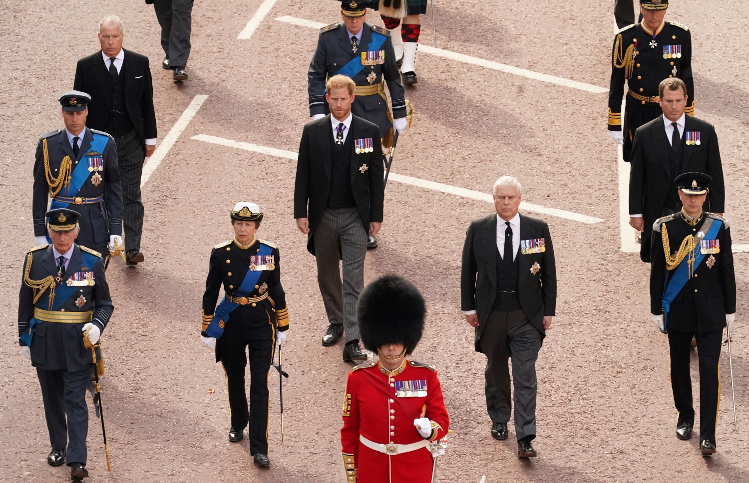 ސެޕްޓެމްބަރ 14، 2022: އިނގިރޭސި ރާނީ އެލިޒަބަތު ދޭއްގެ ސަންދޯއް، ވެސްޓްމިންސްޓާ ހޯލަށް ގެންދާއިރު، ސަންދޯކުގެ ފަހަތުން އެކަމަނާގެ ހަތަރު ބޭފުޅުން (ކުރީ ސަފުގެ ވ-ކ) ރަސްގެފާނު ޗާލްސް ތިނެއް، އަމީރާ އޭން، އަމީރު އެންޑްރޫ އަދި އަމީރު އެޑްވަޑް ވަޑައިގަންނަވަނީ. --އޭއެފްޕީ