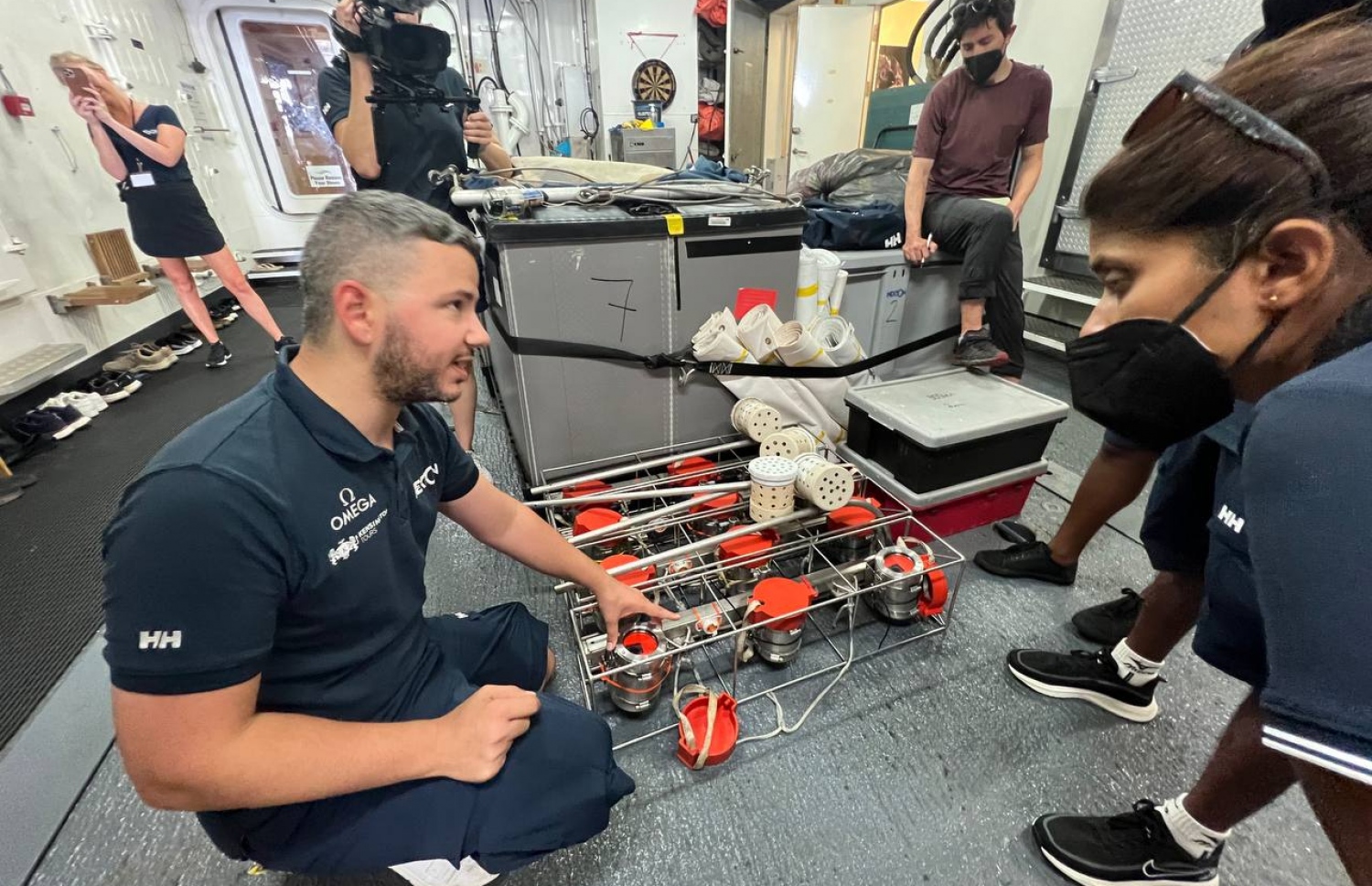 ކަނޑުގެ ދިރާސާކުރުމަށް ބޭނުންކުރާ އާލާތެއްގެ ވާހަކަތައް ނެކްޓަން ޓީމުގެ މެމްބަރަކު ކިޔައިދެނީ: އެ ބޯޓުގައި ސާވޭކުރުމަށް ބޭނުންވާ މި ކަހަލަ ގިނަ އާލަތްތައް ހުރޭ -- ފޮޓޯ: މިހާރު