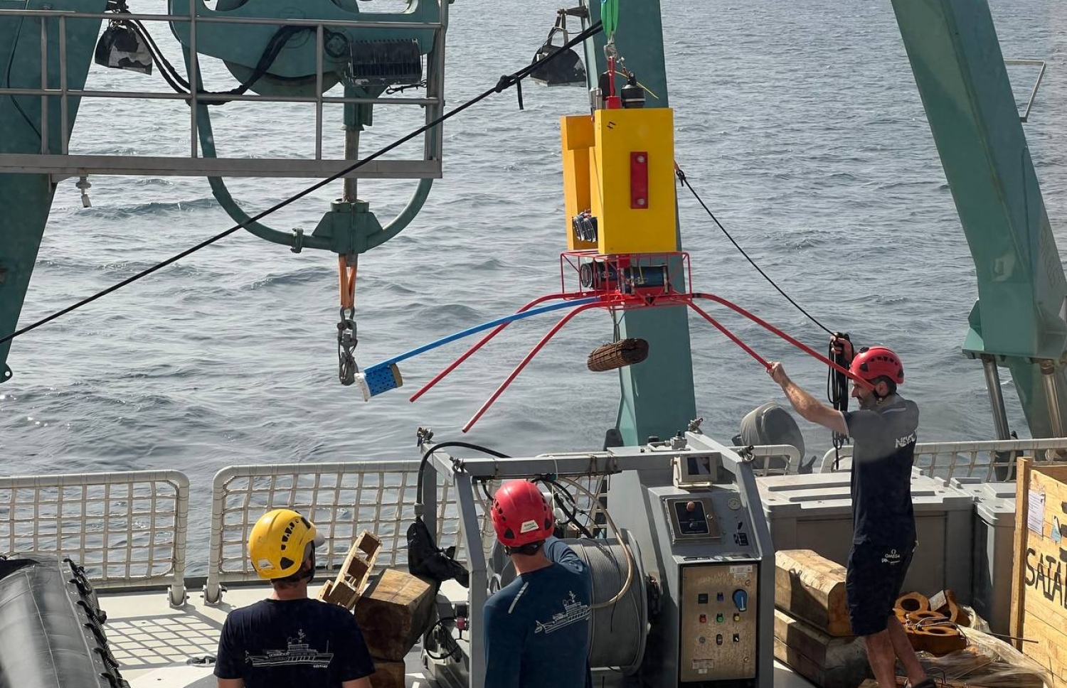 އޮޑެސީގައި ދިރާސާކުރުމަށް ބޭނުންކުރާ ރޮބޮޓިކް އާލާތެއް ކަމަށްވާ ބެއިޓެޑް ރިމޯޓް އަންޑަވޯޓާ ވީޑިއޯ ކަނޑަށް ތިރިކުރުމުގެ މަސައްކަތް ނެކްޓަންގެ ޓީމުން ކުރަނީ: ކަނޑުގެ ސާވޭކުރުމަށް އެ ކަހަލަ ވަރަށް ގިނަ އާލާތްތައް ބޭނުންކުރެވޭ -- ފޮޓޯ: މިހާރު