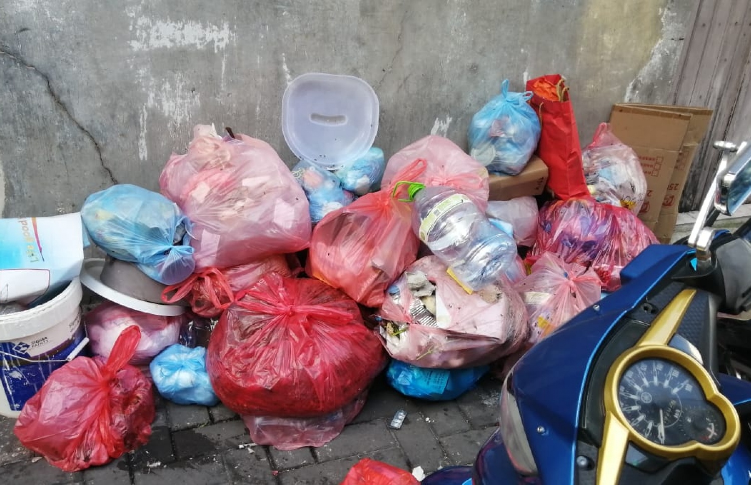 މާލެ މަގުމަތީގައި ބަހައްޓާފައި ހުރި ކުނިތަކެއް: އަންނަ މަހުން ފެށިގެން ކަރަންޓާއި ކުނީގެ ބިލް އެއްކޮށް ފޮނުވަން ފަށާނެ ކަމަށް ވެމްކޯ އިން ބުނޭ.