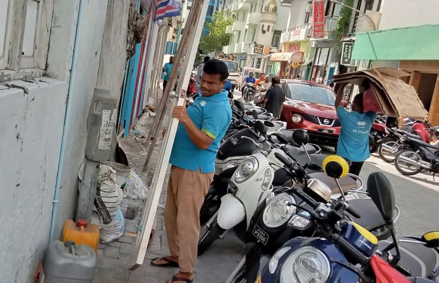 މާލޭގެ މަގުމައްޗަށް އުކާލާފައިވާ ކުނިތައް ނެގުމުގެ މަސައްކަތުގައި މާލެ ސިޓީ ކައުންސިލްގެ މުވައްޒަފުން ހަރަކާތްތެރިވަނީ: ކައުންސިލުން ބުނާގޮތުގައުި މިއީ ވެމްކޯގެ ޒިންމާއެއް.