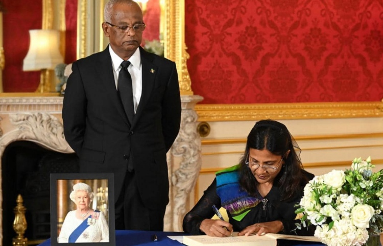 ރާނީގެ ތައުޒިޔާގައި ފަސްޓްލޭޑީ ލިޔުއްވީ މަންމަގެ މެސެޖް