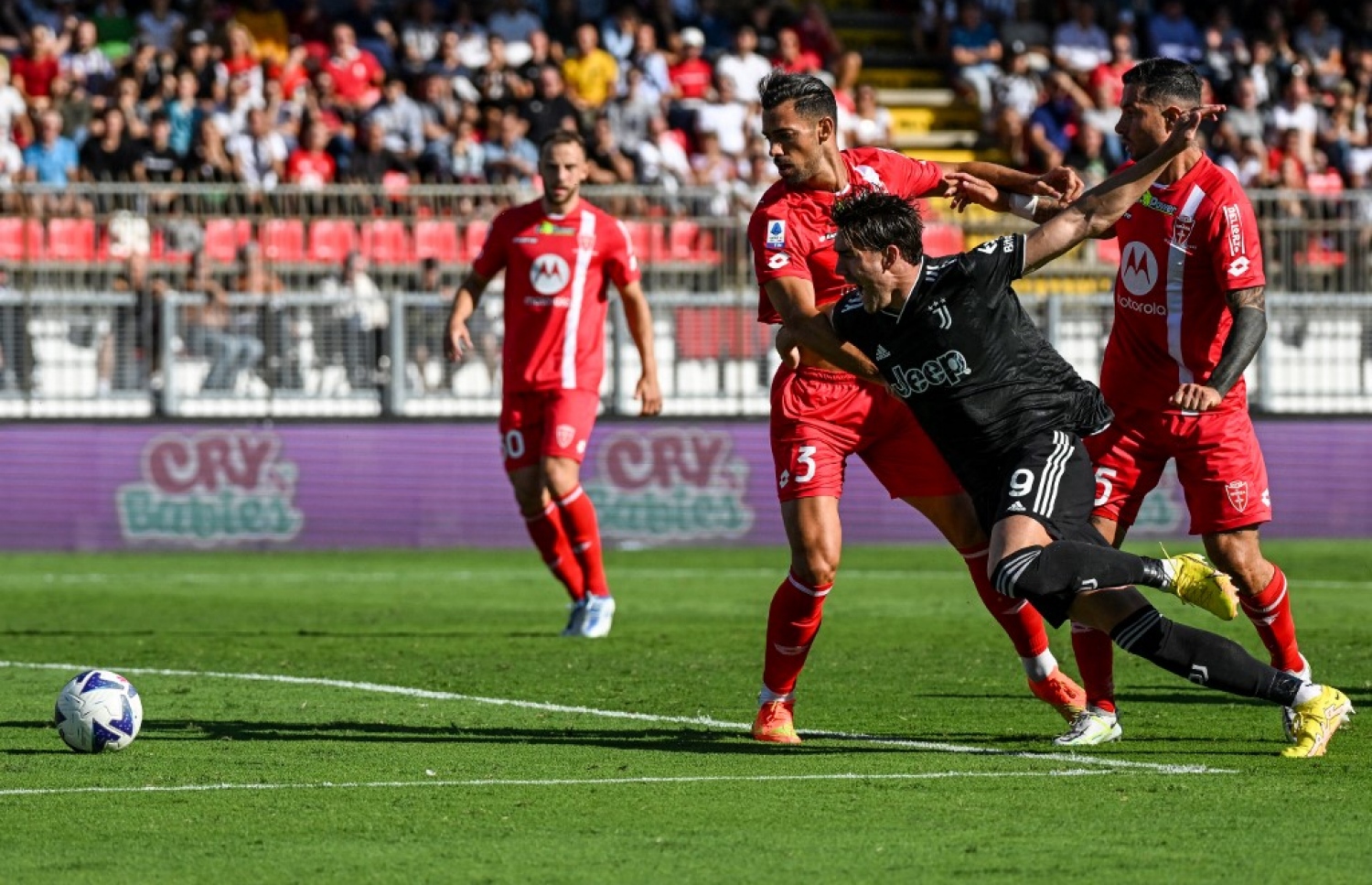 މޮންޒާ އާއި ޔުވެންޓަސް ބައްދަލުކުރި މެޗުގެ ތެރެއިން.-- ފޮޓޯ: އޭއެފްޕީ