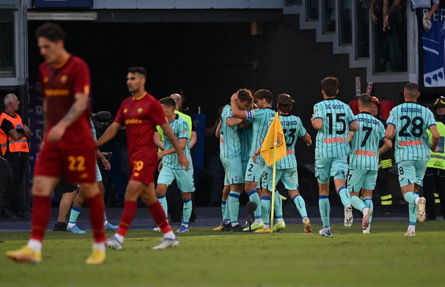 އެޓަލާންޓާ އިން ރޯމާ ބަލިކުރި ލަނޑު ޖެހުމަށް ފަހު، ޓީމުގެ ކުޅުންތެރިން އުފާފާޅު ކުރަނީ. -- ފޮޓޯ: އޭއެފްޕީ