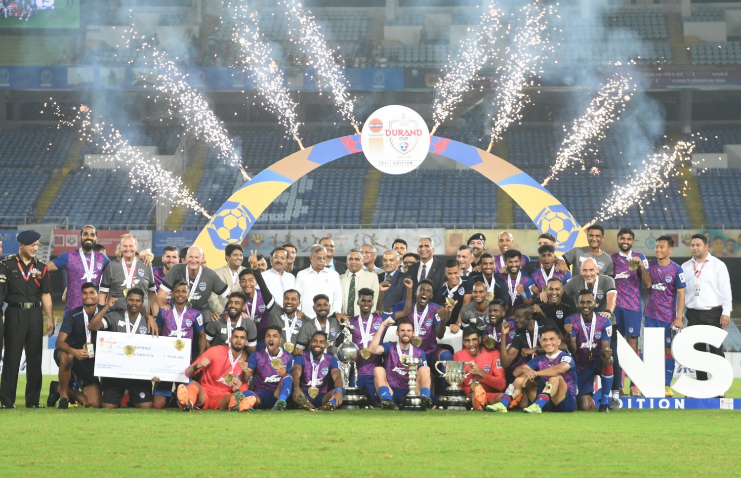 ބެންގަލޫރުގެ ކުޅުންތެރިންނާއި އޮފިޝަލުން ތަށްޓާ އެކު.