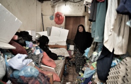 ސައީދައްތަ އޭނާ ދިރިއުޅޭ ގޭގެ އެތެރޭގައި މަޑުކޮށްލައިގެން: އެ ގޭގައި ކައި ބޮއެ، ނިދައި އެހެން ހުރިހާ ކަމެއް ވެސް ކުރަނީ އެ ކުޑަކުޑަ "ގޮޅީގެ" ތެރޭގައި -- ފޮޓޯ: ފަޔާޒް މޫސާ | މިހާރު