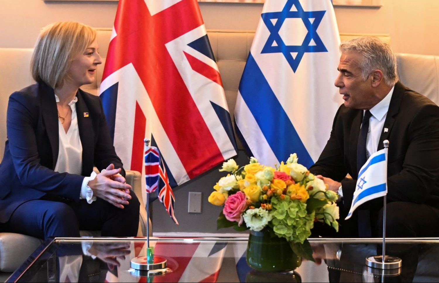 ސެޕްޓެމްބަރ 21، 2022: އިނގިރޭސި ބޮޑުވަޒީރު ލީޒް ޓްރަސް (ކ) އައި އިޒްރޭލުގެ ބޮޑުވަޒީރު ޔައީރް ލެޕިޑް އެމެރިކާގެ ނިއު ޔޯކްގައި ބައްދަލުކުރައްވަނީ. --އޭއެފްޕީ