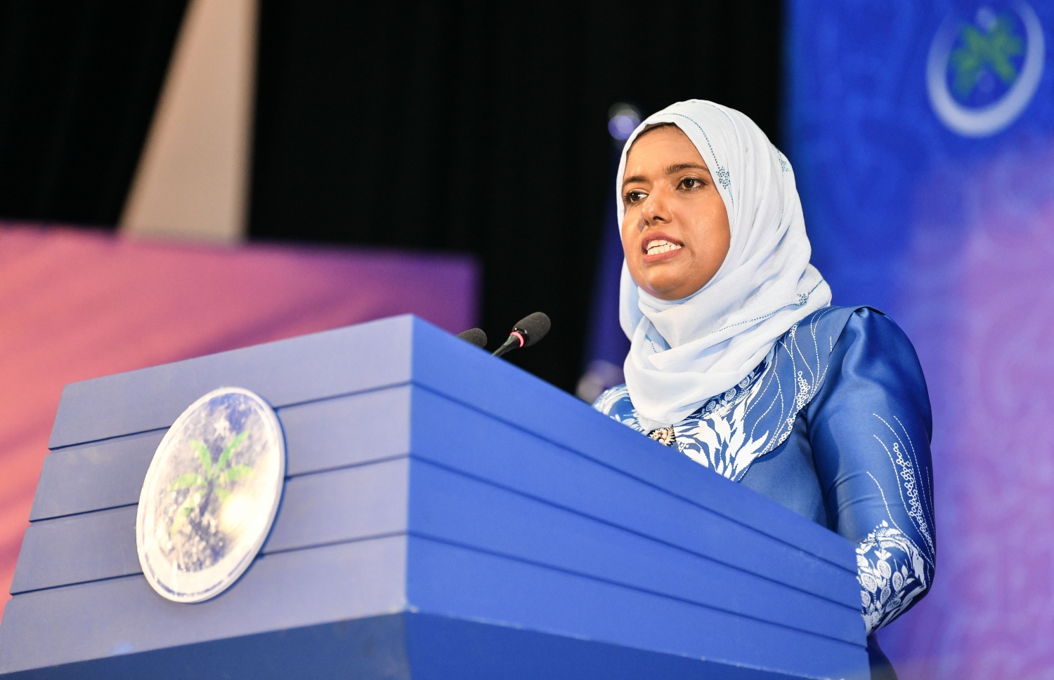 އެމްއެންޕީގެ ކޮންގްރެސް ފެށުމުގެ ޖަލްސާގައި ޕާޓީގެ ތަރުޖަމާން ޝިދާތާ ޝަރީފް ވާހަކަ ދައްކަވަނީ -- ފޮޓޯ: ފަޔާޒު މޫސާ | މިހާރު