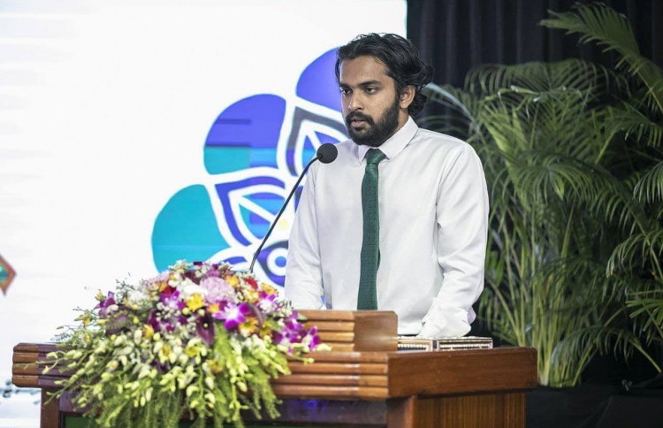 ޒުވާން އުމުރުގައި ގުރުއާންގެ ރަން ތަރިއެއް