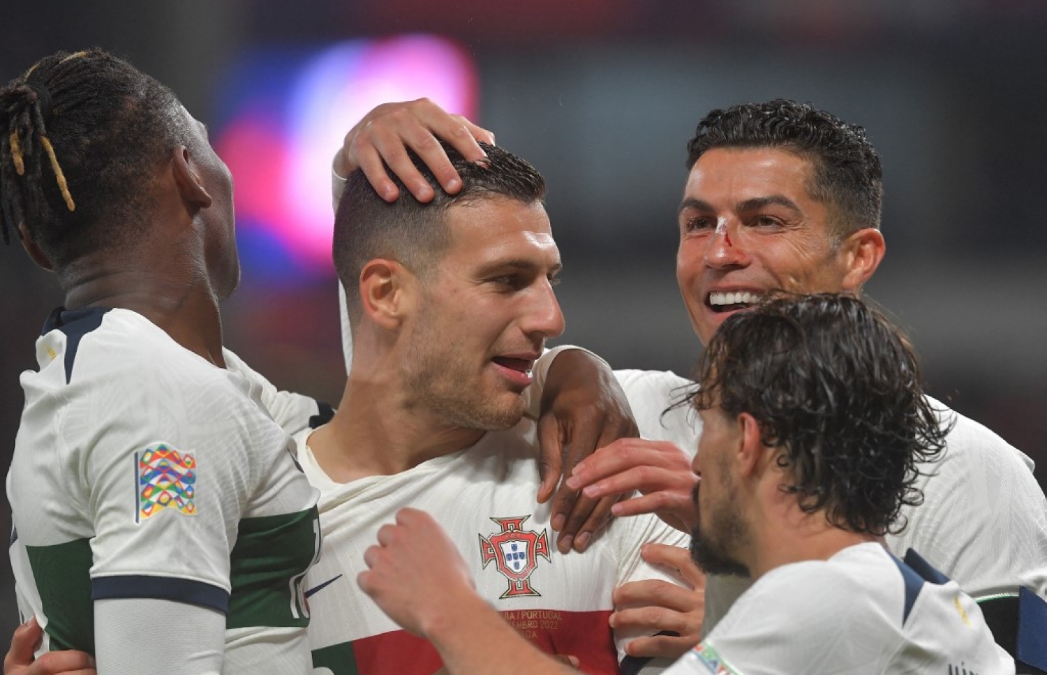 ޑަލޮޓް (މ)، ޕޯޗުގަލްގެ ތިންވަނަ ލަނޑު ޖެހުމަށް ފަހު އުފާފާޅުކުރަނީ. -- ފޮޓޯ: އޭއެފްޕީ