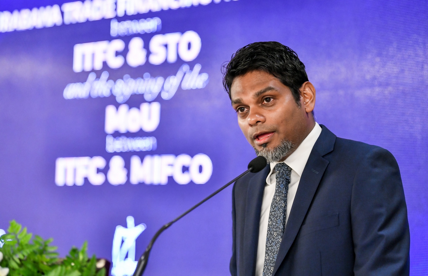 މިއަދުގެ ރަސްމިއްޔާތުގައި އެސްޓީއޯގެ ސީއީއޯ އަމްރު ވާހަކަ ދައްކަވަނީ. އަމްރ ވަނީ އެ ފަދަ އެހީތެރިކަމެއްގެ މުހިންމުކަން ފާހަގަ ކުރައްވާފައި.--- ފޮޓޯ: ފަޔާޒް މޫސާ | މިހާރު