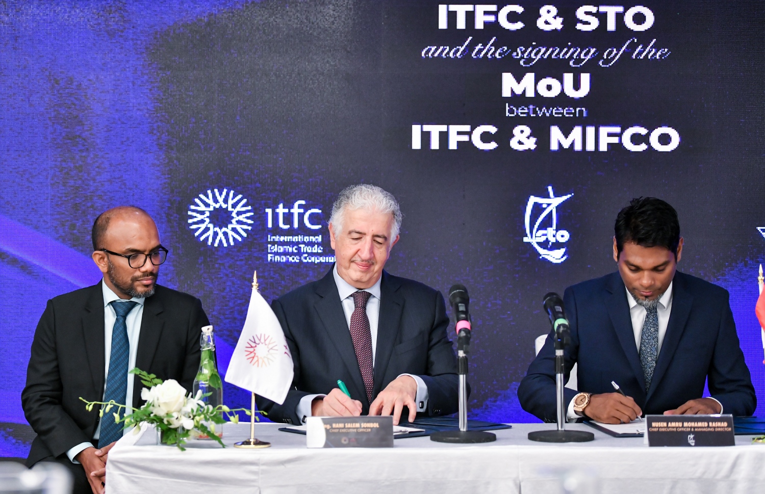 އެސްޓީއޯގެ އެމްޑީ އަދި ސީއީއޯ އަމްރު އާއި އައިޓީއެފްސީގެ ސީއީއޯ ސޮންބޮލް އެމްއޯޔޫގައޮ ސޮއި ކުރައްވާތަން ފިނޭންސް މިނިސްޓަރު އަމީރު ބައްލަވަނީ. ފޮޓޯ: ފަޔާޒް މޫސާ | މިހާރު