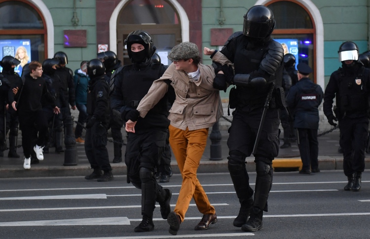 ރަޝިޔާގެ މުޒާހަރާތަކުން 700 މީހުން ހައްޔަރުކޮށްފި