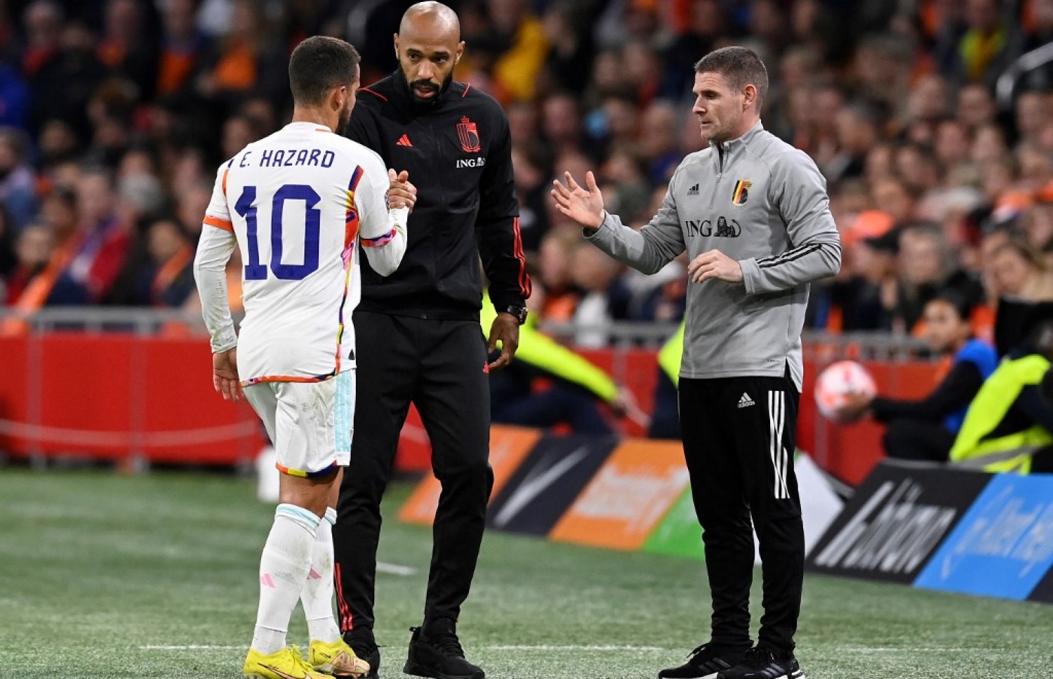 ރޭގެ މެޗުތެރޭން ބެލްޖިއަމްގެ އެޑެން ހަޒާޑް ބަދަލުކުރުމުން، ދަނޑުން ފައިބަމުން ޓީމަށް އިރުޝާދު ދިން އެސިސްޓެންޓް ކޯޗު އޮންރީއާ ސަލާން ކުރަނީ. -- ފޮޓޯ: އޭއެފްޕީ