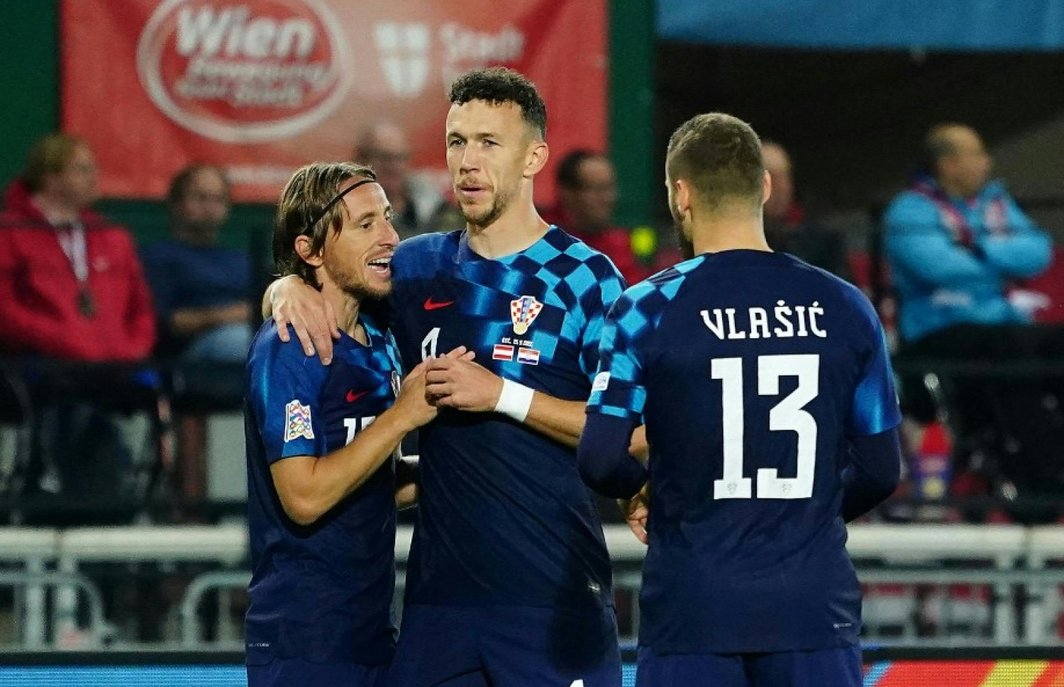 މޮޑްރިޗް (ވ) ލަނޑު ޖެހުމަށް ފަހު އުފާފާޅުކުރަނީ. -- ފޮޓޯ: އޭއެފްޕީ