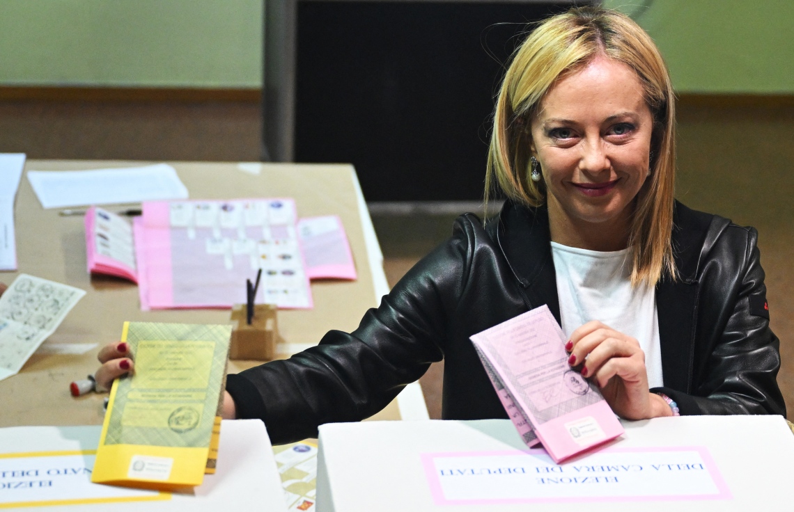 ސެޕްޓެމްބަރ 25، 2022؛ އިޓަލީ ވިލާތުގެ އާންމު އިންތިޚާބުގައި، އެ ގައުމުގެ ބްރަދާސް އޮފް އިޓަލީ ޕާޓީގެ ލީޑަރު ޖިއޯޖިއާ މެލޯނީ ވޯޓު ލައްވަނީ. --އޭއެފްޕީ