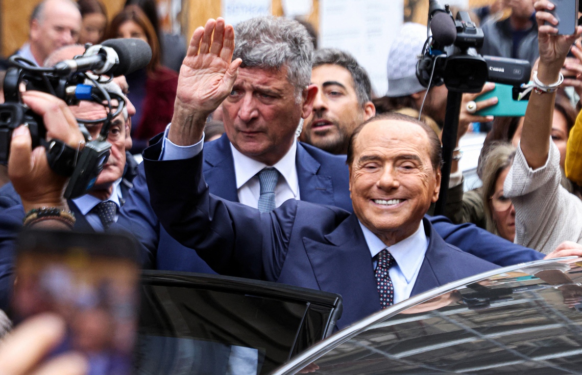 ސެޕްޓެމްބަރ 25، 2022؛ އިޓަލީ ވިލާތުގެ އާންމު އިންތިޚާބުގައި، އެ ގައުމުގެ ކުރީގެ ބޮޑުވަޒީރު އަދި ކަނާތު ފިޔައިގެ ފޯޒާ އިޓާލިއާ ޕާޓީގެ ލީޑަރު ސިލްވިއޯ ބެރްލުސްކޯނީ ވޯޓު ލެއްވުމަށް ފަހު އެނބުރި ވަޑައިގަންނަވަނީ. --އޭއެފްޕީ