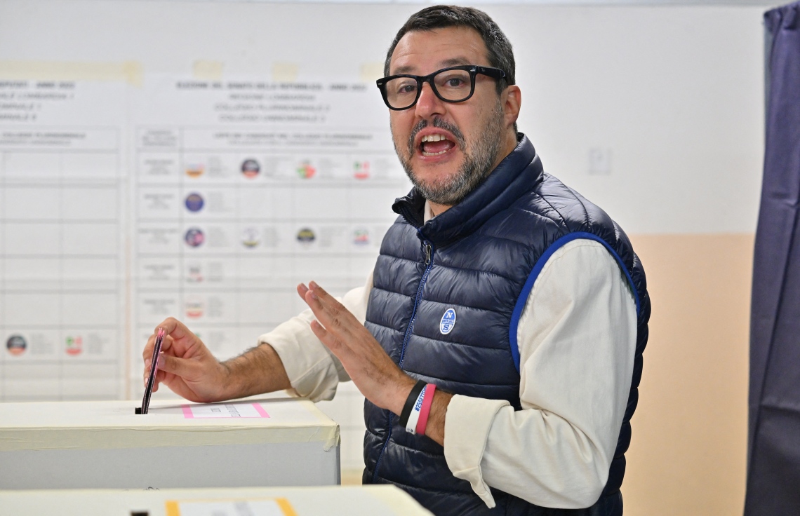 ސެޕްޓެމްބަރ 25، 2022؛ އިޓަލީ ވިލާތުގެ އާންމު އިންތިޚާބުގައި، އެ ގައުމުގެ ކަނާތު ފިޔައިގެ ލީގް ޕާޓީގެ ލީޑަރު މަޓެއޯ ސަލްވީނީ ވޯޓު ލައްވަނީ. --އޭއެފްޕީ