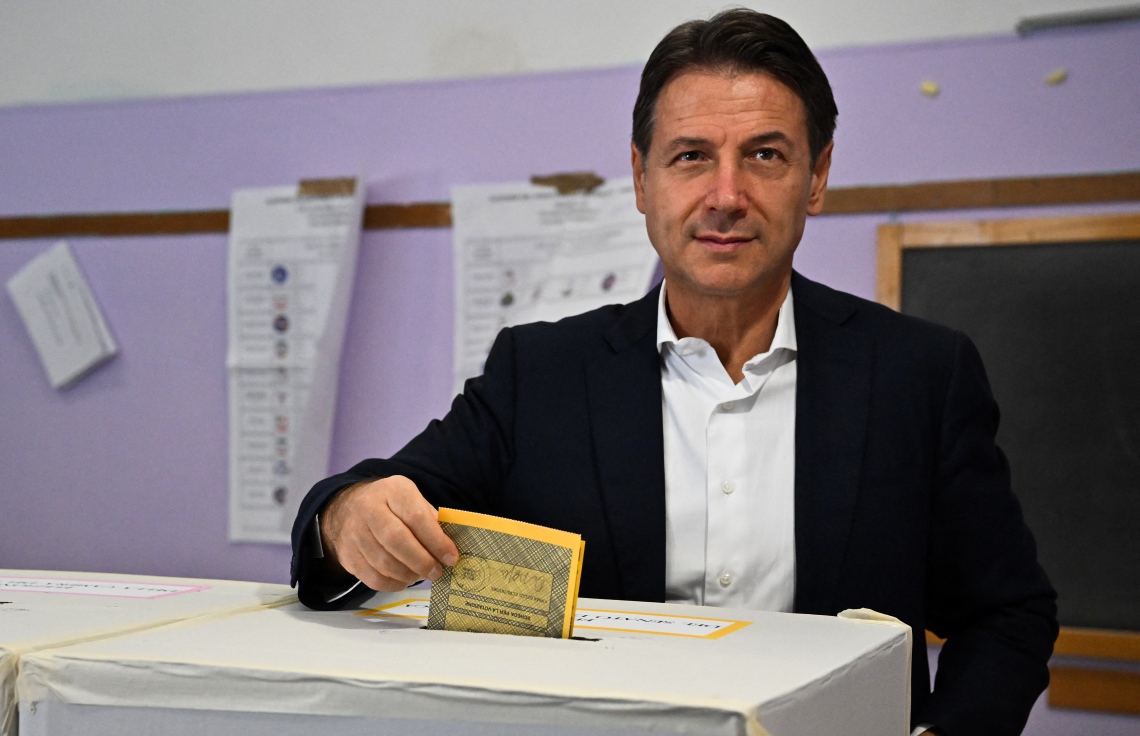 ސެޕްޓެމްބަރ 25، 2022؛ އިޓަލީ ވިލާތުގެ އާންމު އިންތިޚާބުގައި، އެ ގައުމުގެ ފައިވް ސްޓާ މޫވްމަންޓްގެ ލީޑަރު ޖުސެޕީ ކޮންޓޭ ވޯޓު ލައްވަނީ. --އޭއެފްޕީ