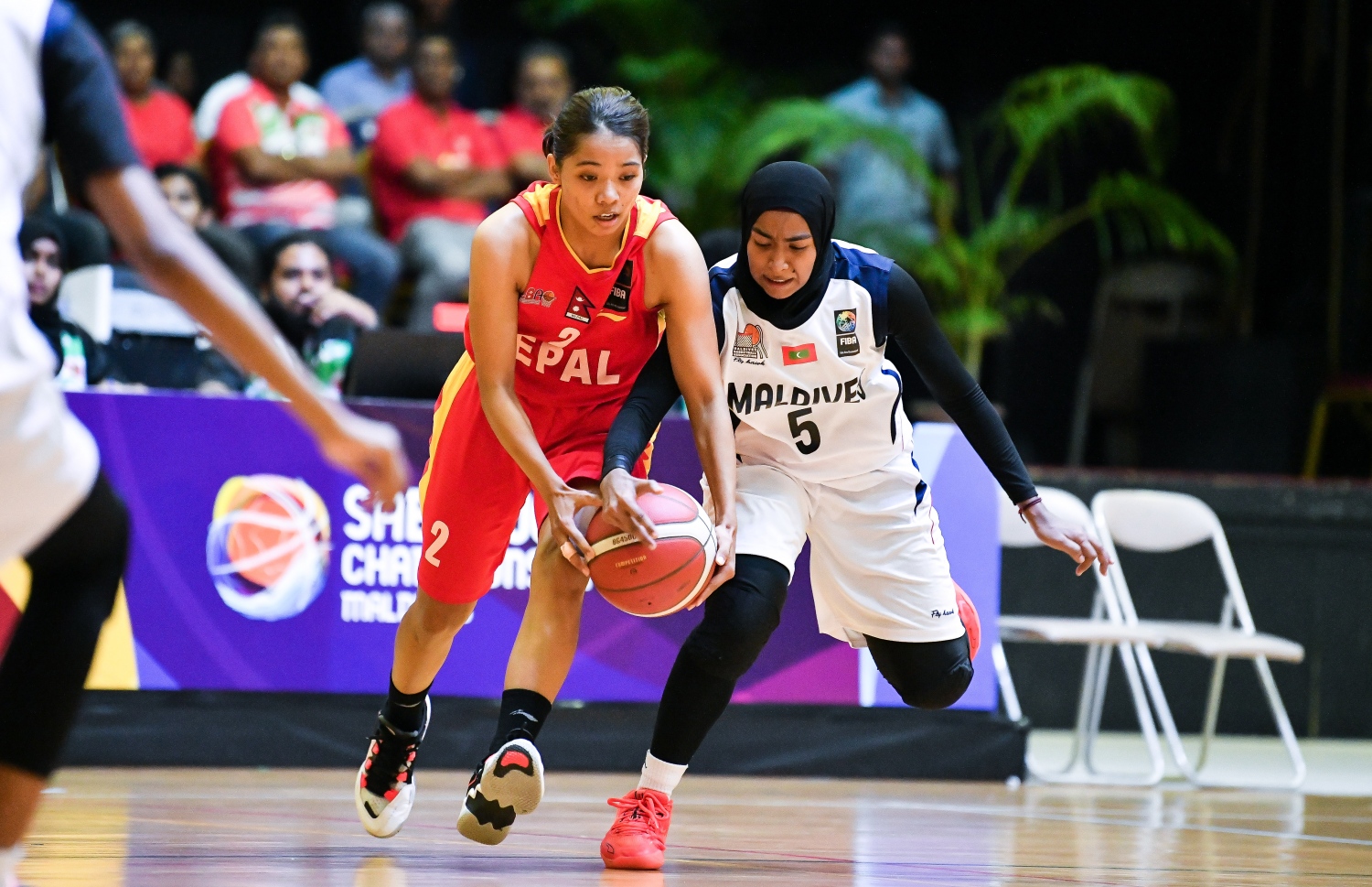 ރާއްޖޭގެ ރައި (ވ) ނޭޕާލް ކުޅުންތެރިޔެއް ކައިރިން ބޯޅަ ހޯދަން މަސައްކަތް ކުރަނީ: ނޭޕާލްގެ މެޗު ނަތީޖާ ރާއްޖެއިން އަނބުރާލީ މެޗުގެ ފަހު ވަގަުތު --- ފޮޓޯ: ފަޔާޒު މުސާ | މިހާރު