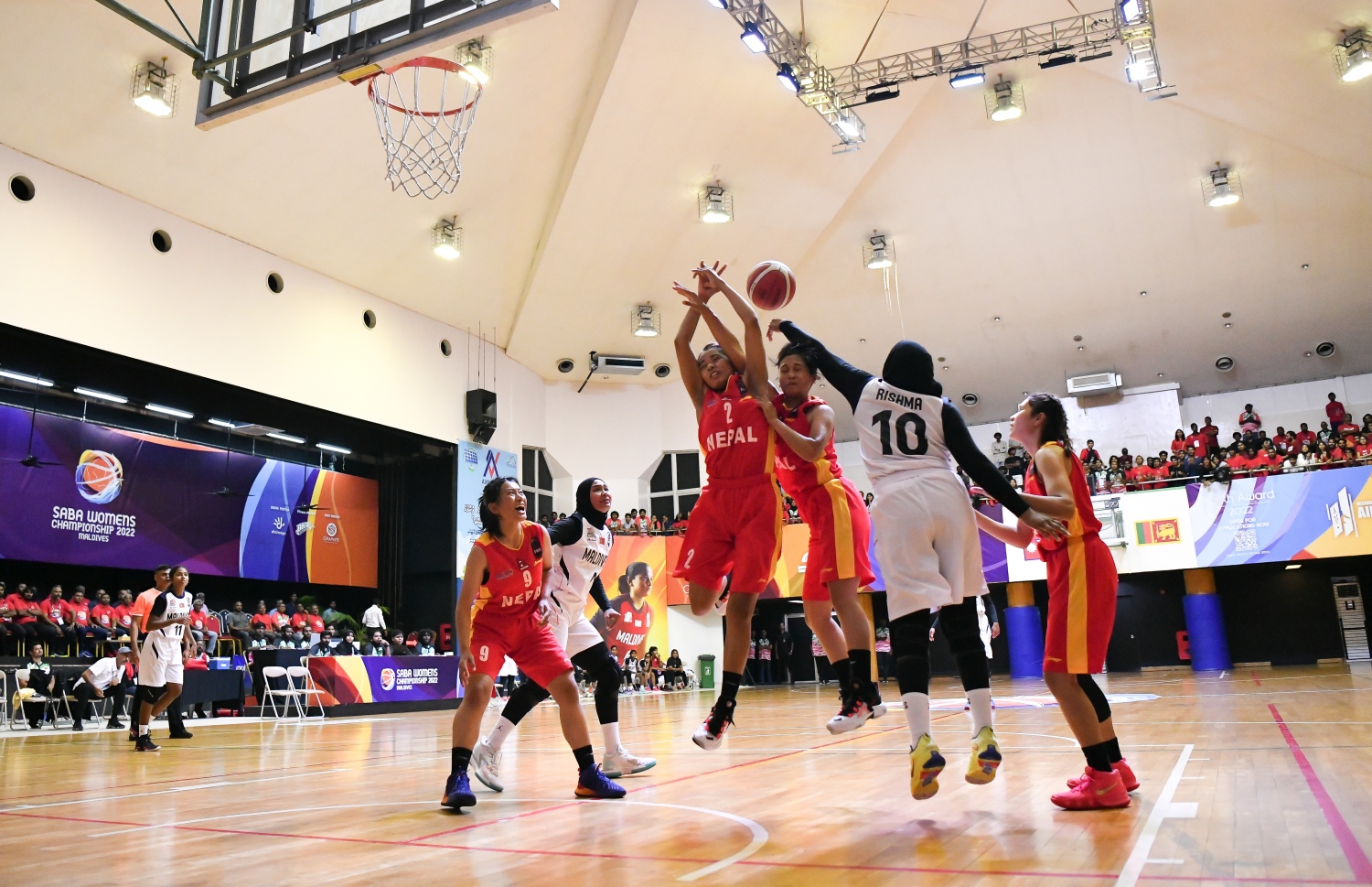 ނޭޕާލާ ދެކޮޅަށް މިރޭ ރާއްޖެއިން ކުޅުނު މެޗުގެ ތެރެއިން: މެޗު ރާއްޖެއިން ކާމިޔާބު ކުރީ ފަހު ވަގަުތު ފަހަތުން އަރައި ނަތީޖާ ބަދަލު ކޮށްގެން --- ފޮޓޯ: ފަޔާޒު މޫސާ | މިހާރު