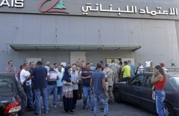 Lebanese depositors queue outside a branch of Credit Libanais bank in the Lebanese port city of Saida (Sidon) on September 26, 2022 as banks partially re-opened following a week of closure due to security concerns. (Photo by MAHMOUD ZAYYAT / AFP)