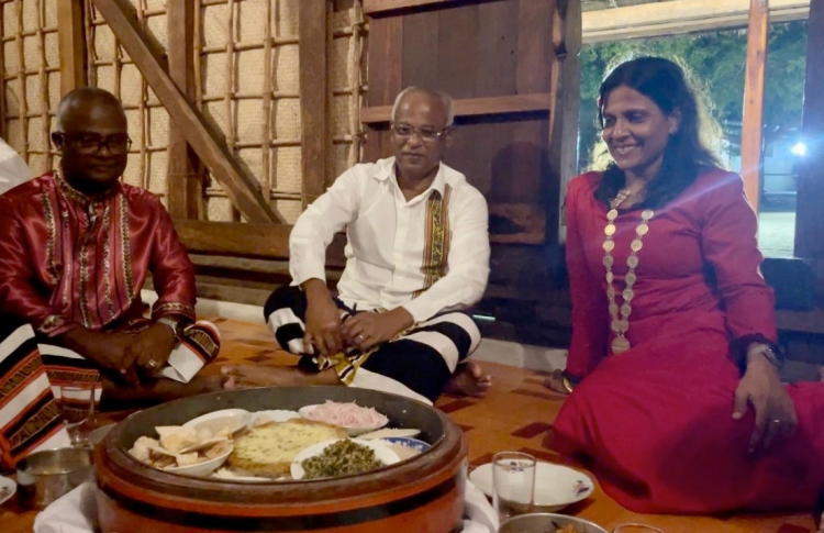 އުތީމަށް ތާރީޚީ ރެއެއް: އަށިގޭގައި 10 ކޭން