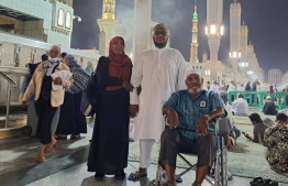 ނަބީހު އޭނާގެ މައިންބަފައިންނާއެކު ހަރަމްފުޅުގައި --