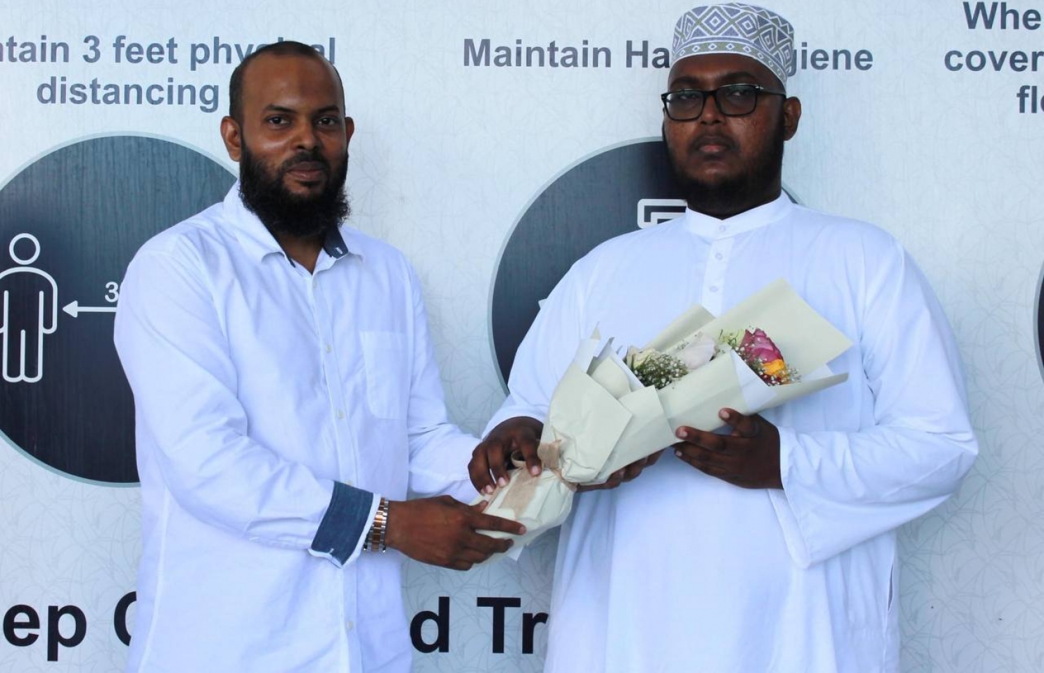 އިސްލާމިކް މިނިސްޓްރީގެ ސްޓޭޓް މިނިސްޓަރު އިލްޔާސް ޖަމާލް (ވ) ނަބީހުއަށް މަރުހަބާ ކިޔައި މާބޮނޑިއެއް ހަދިޔާކުރައްވަނީ.