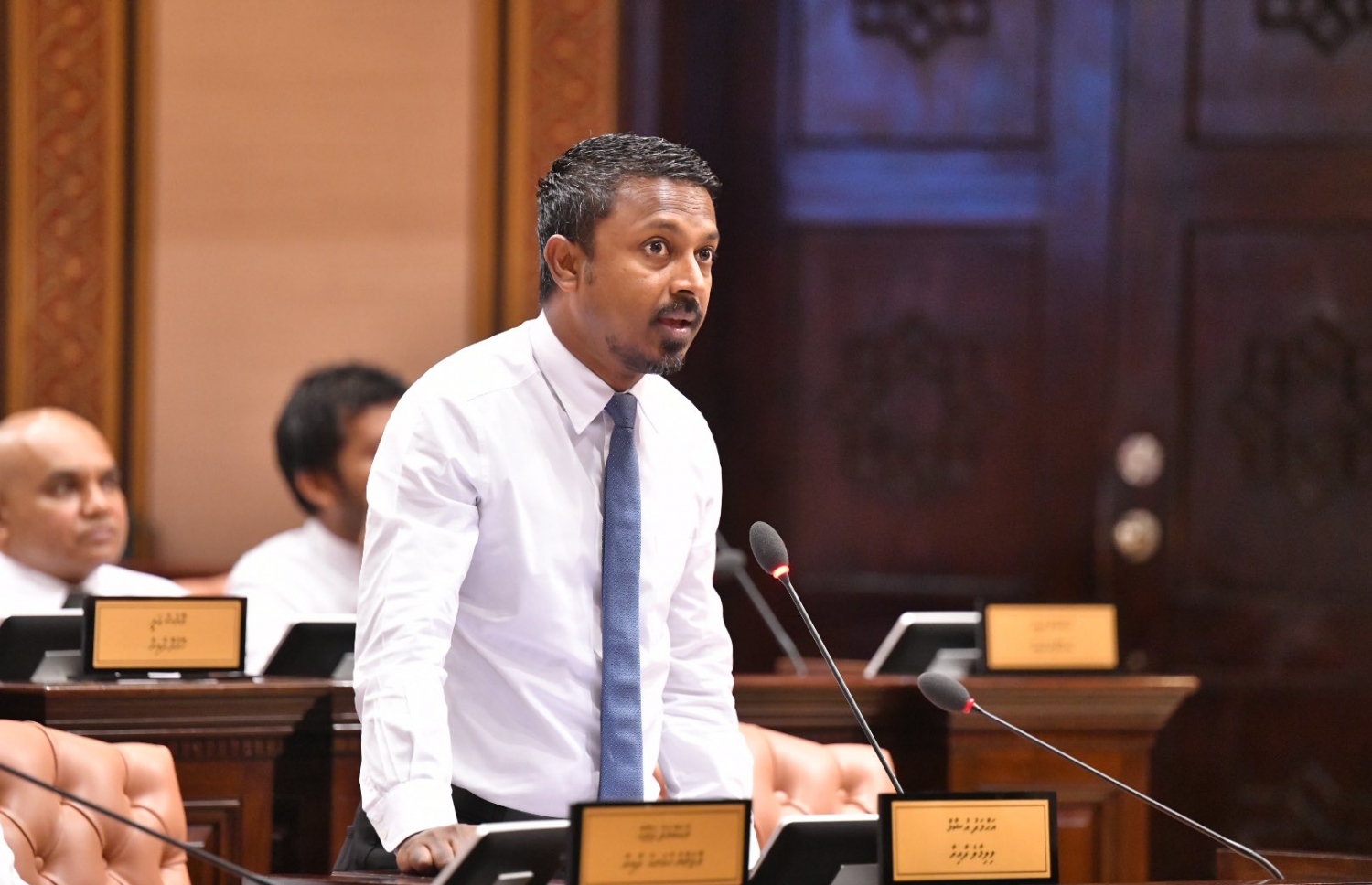 ވިލިމާލެ ދާއިރާގެ މެމްބަރު އުޝާމް، ރައްޔިތުންގެ މަޖިލިހުގެ ޖަލްސާއެއްގައި ވާހަކަ ދައްކަވަނީ: ކުނި މެނޭޖުކުރުމުގެ ގާނޫނުން މައްސަލަ ދިމާވި އިސްލާހު އަވަހަށް ފާސްވުމާ މެދު އޭނާ ޝައްކު އުފައްދަވާ.