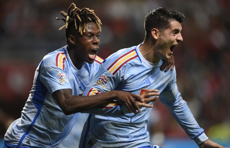 މޮޅެތި ކުޅުންތެރިން ޕޯޗުގަލްގައި، މެޗު މޮޅުވީ ސްޕޭން