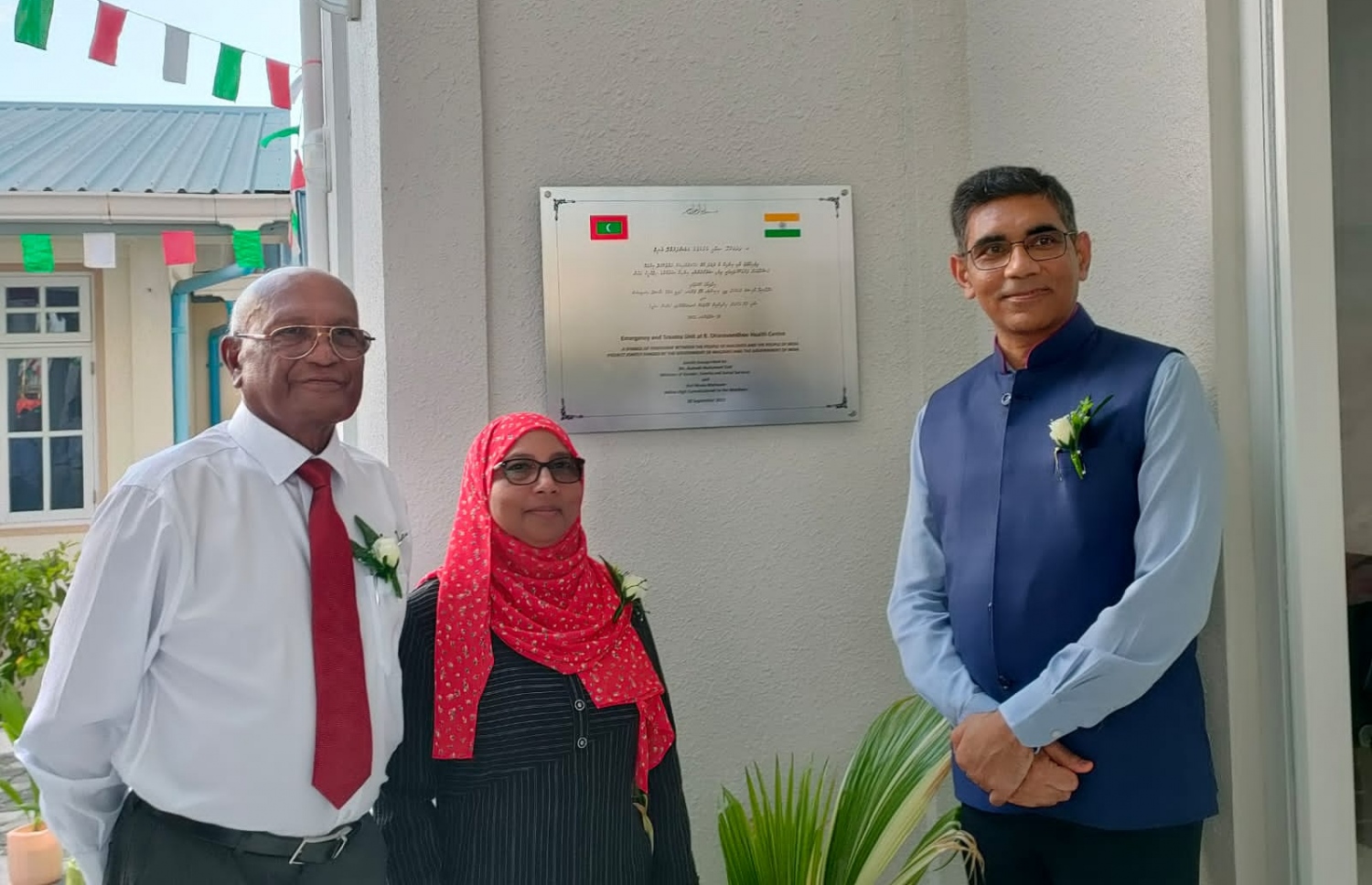 ބ. ދަރަވަންދޫގައި ހެދި ހެލްތު އިމަޖެންސީ އެންޑް ޓްރައުމާ ސެންޓަރު ހުޅުވުމަށް ބޭއްވި ރަސްމިއްޔާތުގައި (ކ-ވ) އިންޑިއާގެ ސަފީރު މުނޫ މަހާވަރު އާއި ޖެންޑާ މިނިސްޓަރު އައިޝަތު މުހައްމަދު ދީދީ އަދި ހެލްތު މިނިސްޓަރު އަހްމަދު ނަސީމް -- ފޮޓޯ: އިންޑިއާ ހައިކޮމިޝަން