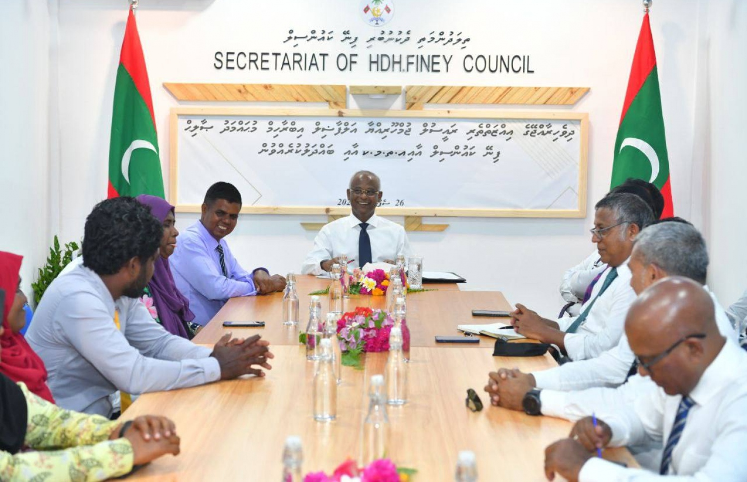 ފިނޭގެ ކައުންސިލާއި އަންހެނުންގެ ތަރައްގީއަށް މަސައްކަތްކުރާ ކޮމިޓީއާ ރައީސް ބައްދަލުކުރައްވަނީ. -- ފޮޓޯ: ރައީސް އޮފީސް