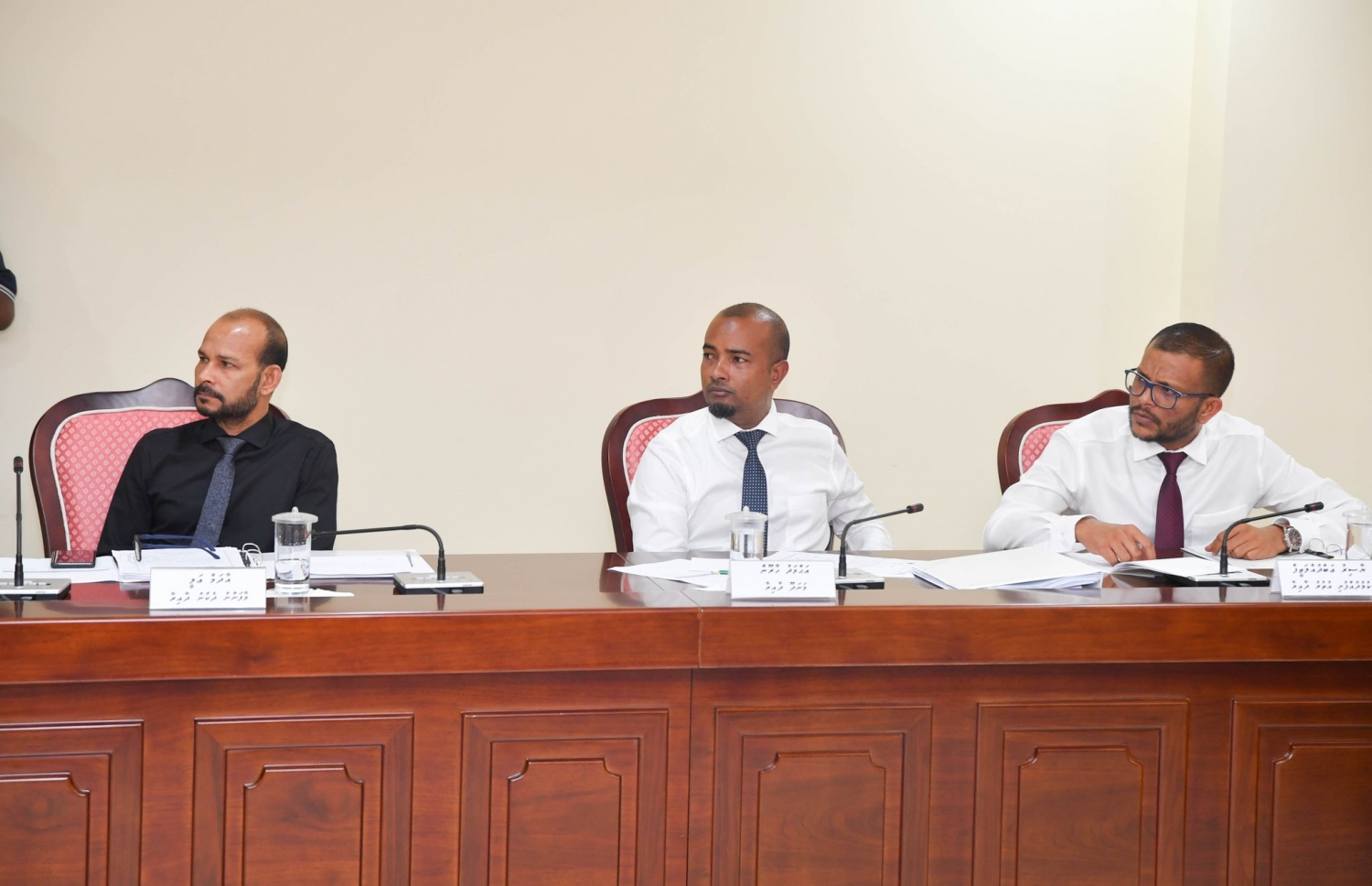 ސަރުކާރުގެ މަސްއޫލިއްޔަތު އާދަކުރާ މިންވަރު ބަލާ ކޮމެޓީން ބޭއްވި ބައްދަލުވުމުގައި މަޖިލީހުގެ ބައެއް މެމްބަރުން: އިސްލާމިކް މިނިސްޓަރު އިއްޔެ އެ ކޮމެޓީ އަށް ހާޒިރުކޮށްފައިވޭ -- ފޮޓޯ: ރައްޔިތުން މަޖިލިސް