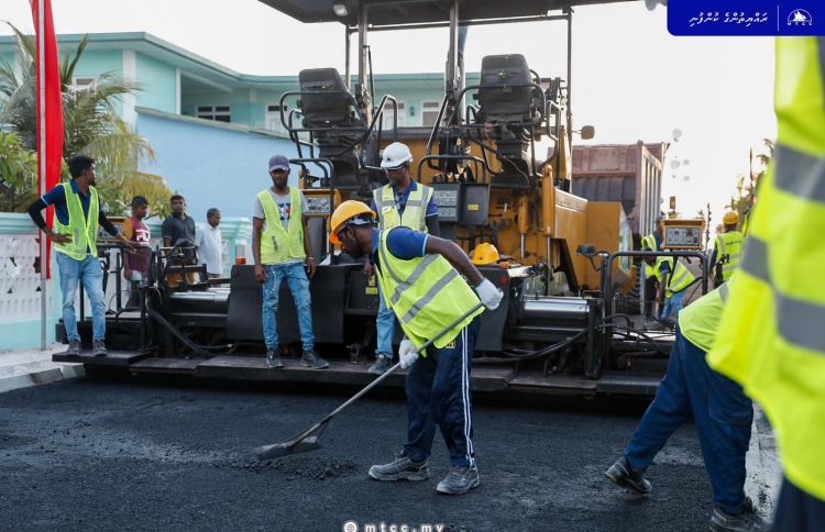 ހޯރަފުށީ މަގުތަކުގައި ތާރު އަޅަން ފަށައިފި