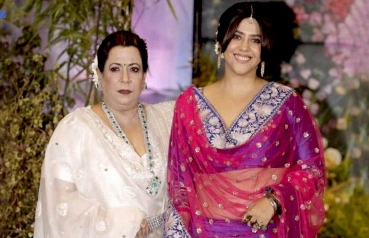 އެކްތަ އާއި އޭނާގެ މަންމަ.