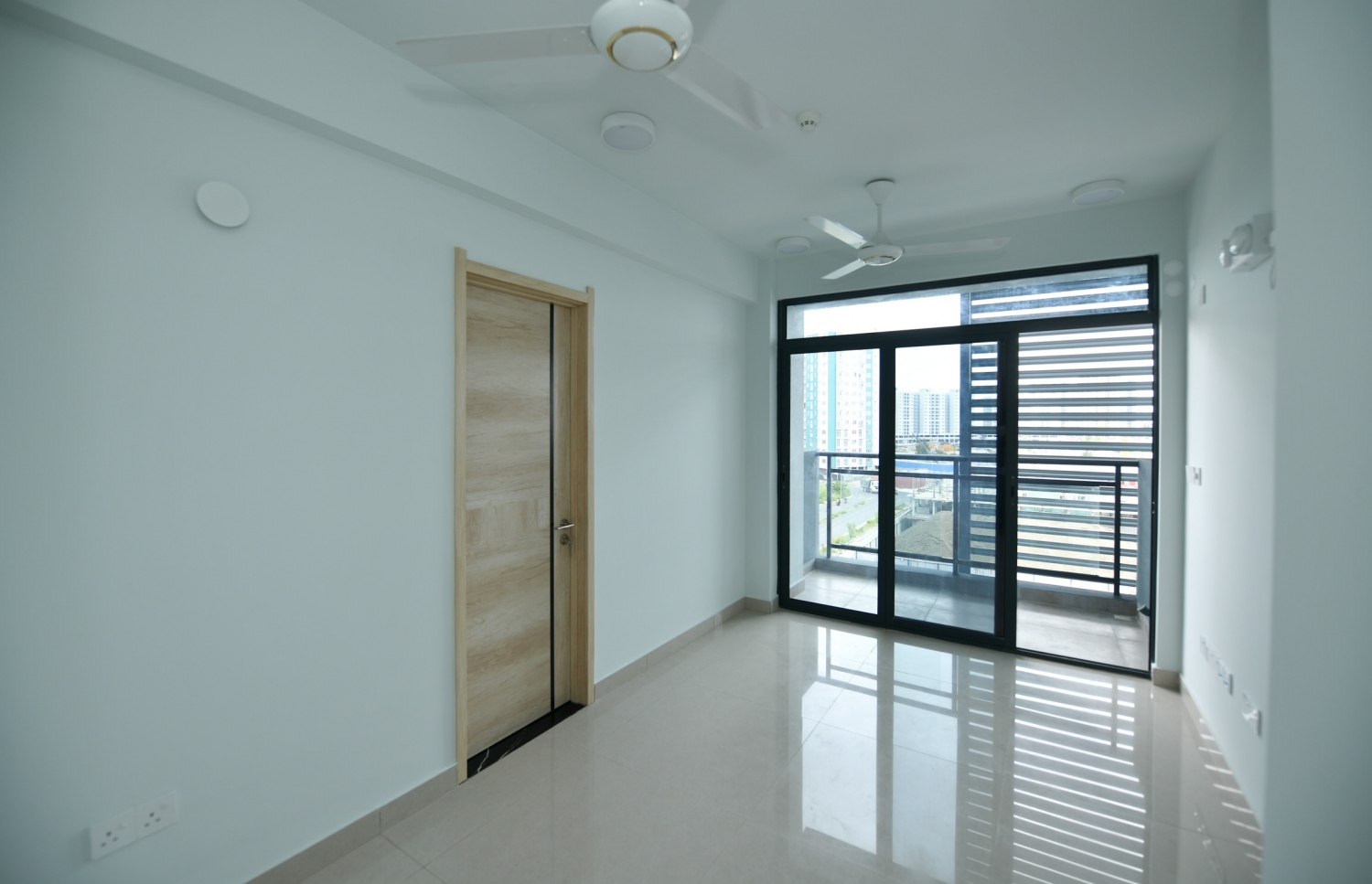 ހުޅުމާލެ 2 ގައި ހުންނަ އެމްއޭސީއެލްގެ ފްލެޓެއްގެ އެތެރެ: މައްސަލަތައް ދިމާވެ އެތަން މަރާމާތުކުރުމުގެ މަސައްކަތް އަންނަނީ ކުރަމުން.-- ފޮޓޯ: ނިޝާން އަލީ | މިހާރު