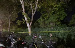 އަޒްހާންގެ ހަށިގަނޑު ފެނުނު ސަރަހައްދު ވަށައިގެން ބަންދުކޮށްފައި. -- ފޮޓޯ: މިހާރު