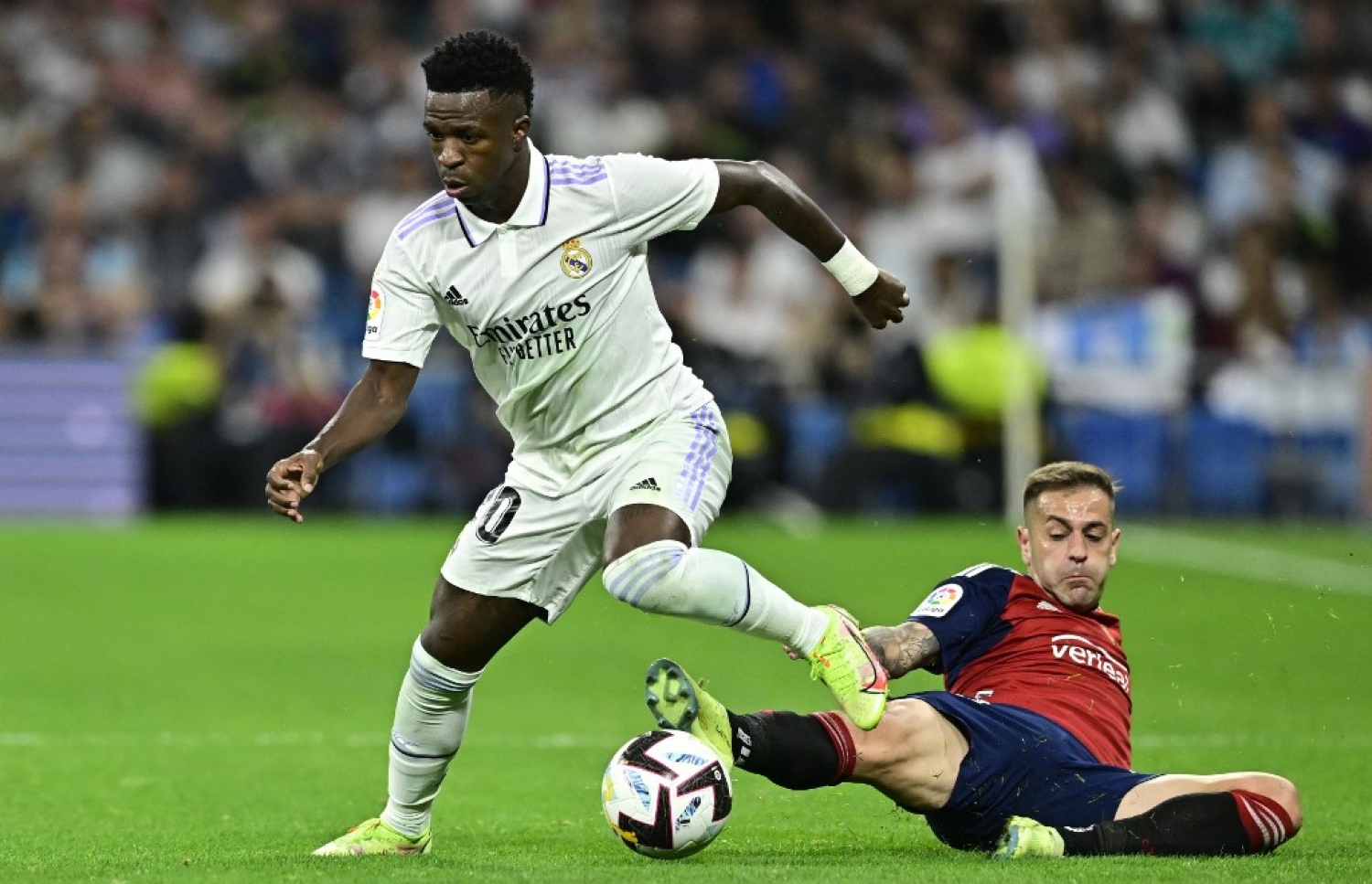 ވިނީޝަސް އަތުން ބޯޅަ ހޯދަން އޮސަސޫނާ ކުޅުންތެރިއެއް ޓެކްލަ ކުރަނީ. -- ފޮޓޯ: އޭއެފްޕީ