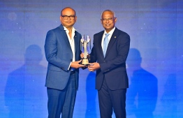 President Ibrahim Mohamed Solih hands out the "Best Resort" title to One & Only Reethi Rah-- Photo: Fayaz Moosa | Mihaaru