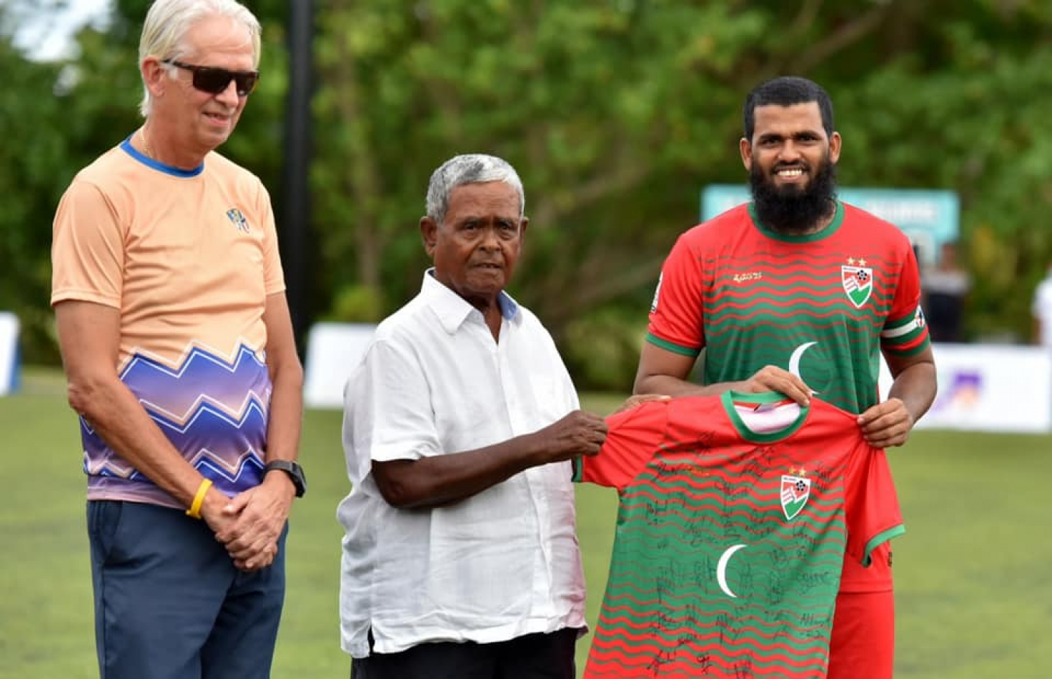 ކުރެއްދޫގައި މިދިޔަ އަހަރު އޮކްޓޯބަރު މަހު ގައުމީ ޓީމުން ކުޅުނު މެޗަށް ފަހު ގައުމީ ކެޕްޓަން އަކުރަމް (ކ) ގެ ފަރާތުން އުއްޗު އަށް ޖޯޒީއެއް ހަވާލުކޮށް ދެއްވަނީ