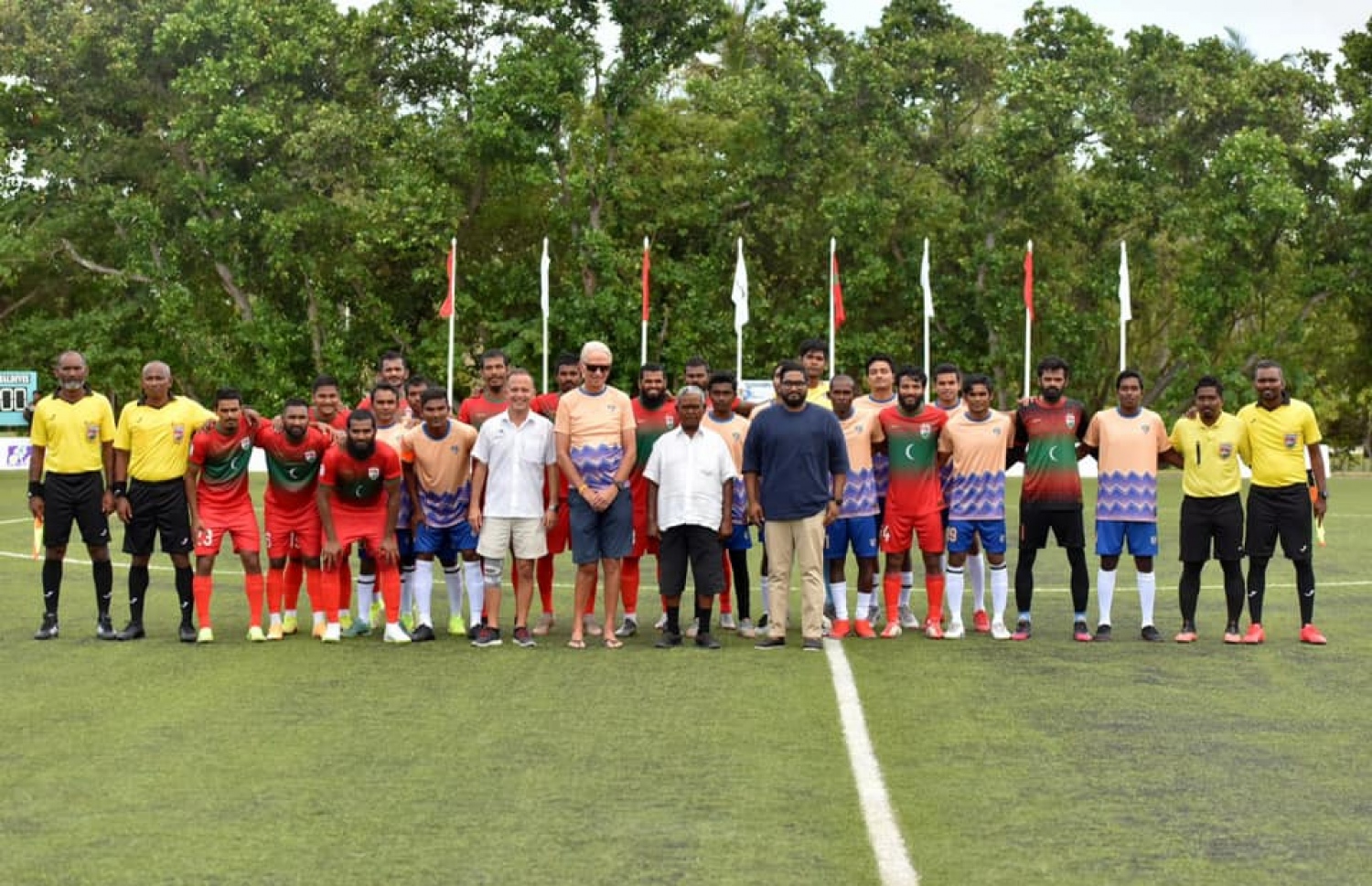 ކުރެއްދޫގައި ކުޅުނު މެޗަށް ފަހު، ކުރެއްދޫ ޓީމުގެ ކުޅުންތެރިންނާއި އެ ރިސޯޓްގެ ވެރިން އަދި ގައުމީ ޓީމުގެ ކުޅުންތެރިންނާއި އެފްއޭއެމްގެ ވެރިން ފޮޓޯ އަކަށް ހުއްޓިލައިގެން