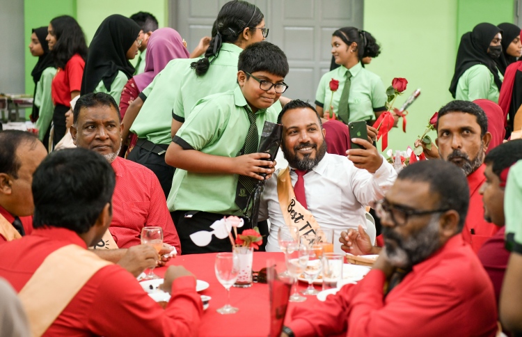 "ރީތި ސިފަތަކުން ދަރިވަރުންނަށް ނަމޫނާ ދައްކައިދީ"