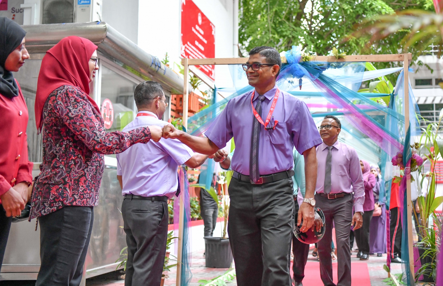 ޓީޗަރުންގެ ދުވަސް ފާހަގަކުރުމަށް އިސްކަންދަރު ސްކޫލުގައި މިއަދު ބޭއްވި ހާއްސަ އެސެމްބްލީގައި ބައިވެރިވި ޓީޗަރުންނާ، ސްކޫލުގެ އިސްވެރިން ސަލާމްކުރައްވަނީ.-- ފޮޓޯ: ނިޝާން އަލީ/ މިހާރު