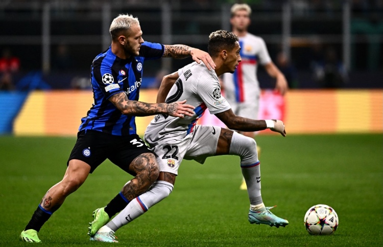 އިންޓަ އިން ބާސެލޯނާ ބަލިކޮށްފި، ޒަވީގެ ރުޅި ރެފްރީއަށް