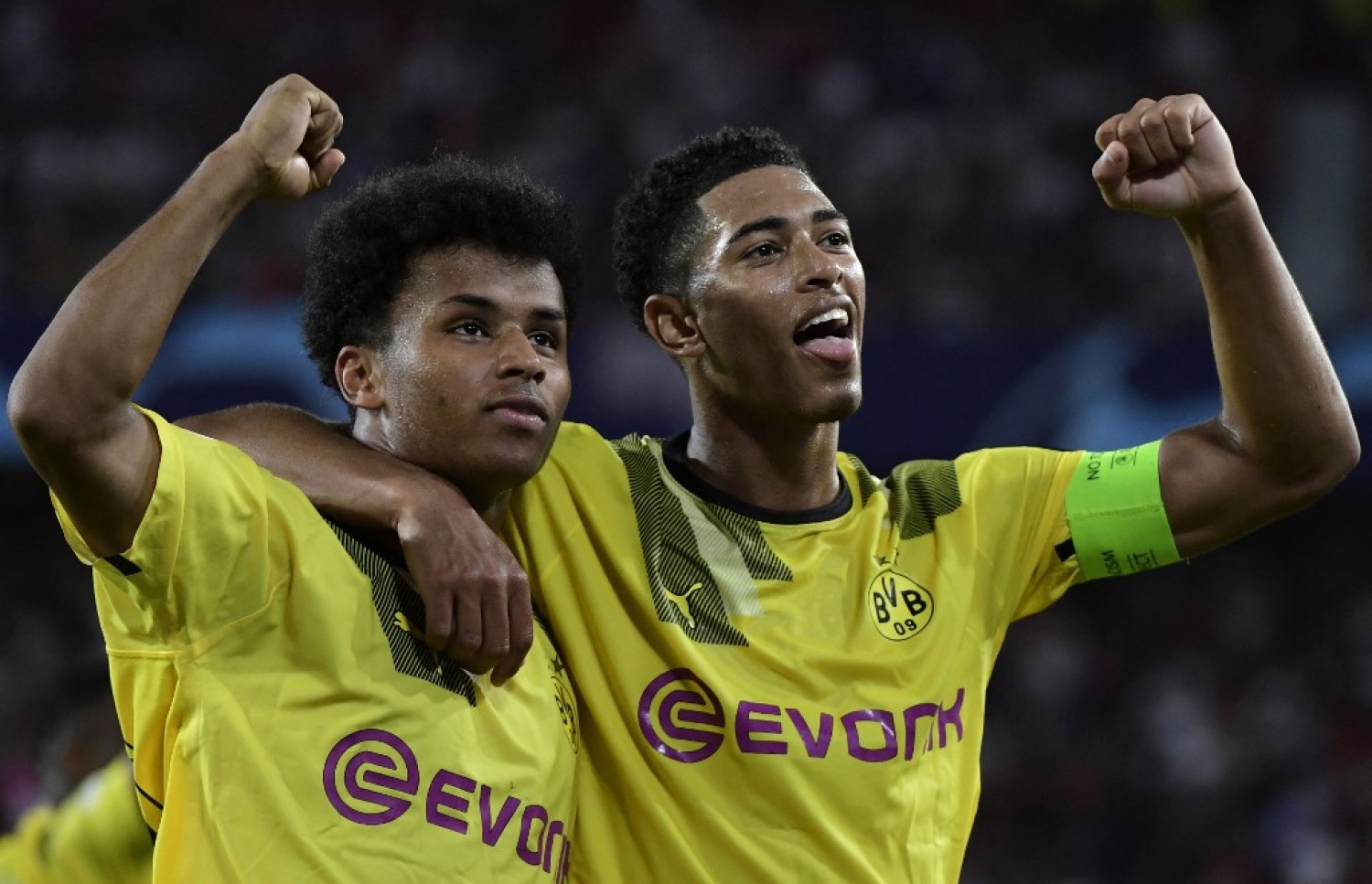 އަޑޭޔެމީ (ވ) ޑޯޓްމަންޑަށް ލަނޑު ޖެހުމަށް ފަހު، ކެޕްޓަން ބެލިންގްހަމް އާއެކު އުފާފާޅުކުރަނީ. -- ފޮޓޯ: އޭއެފްޕީ