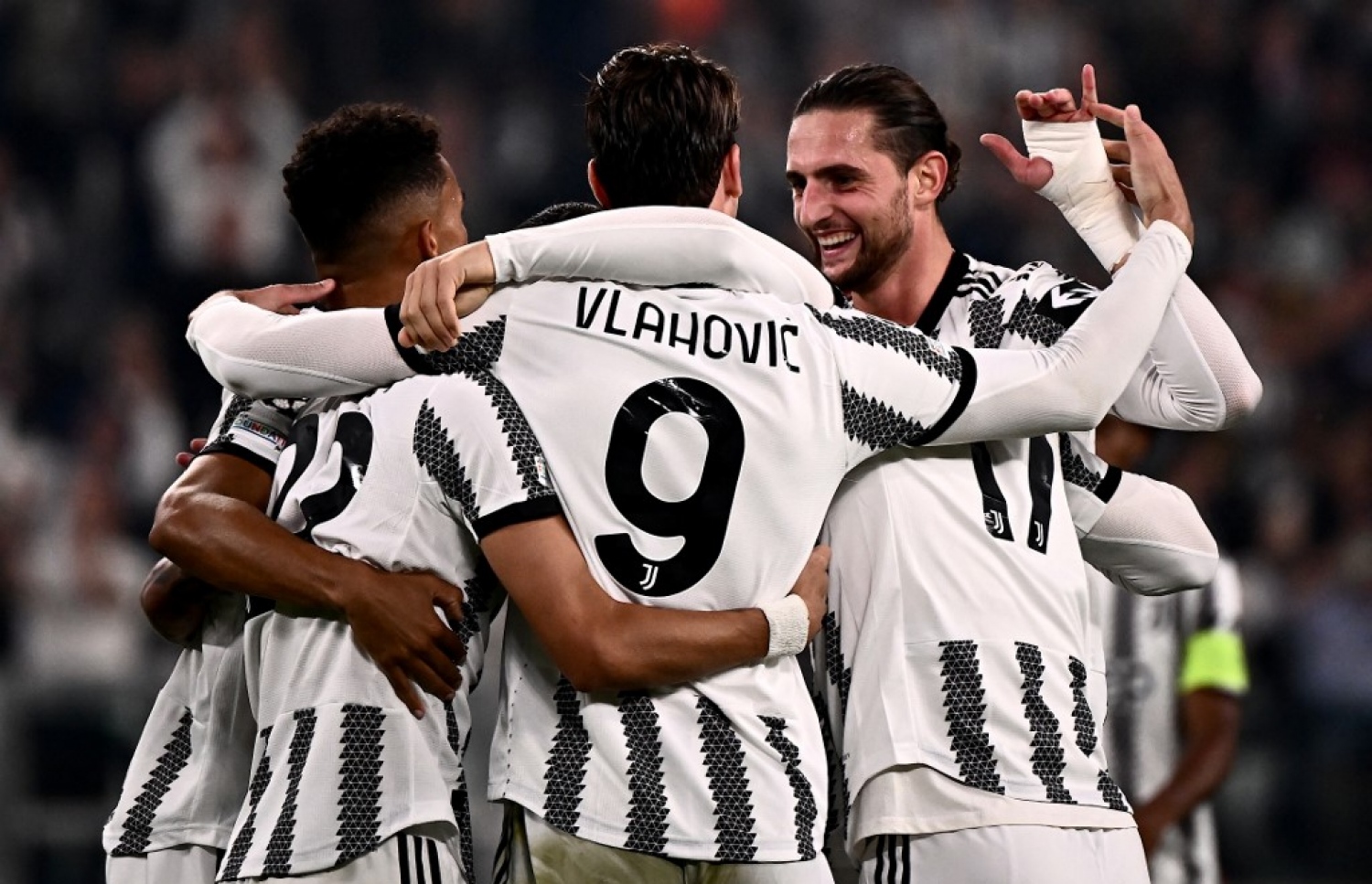 ވްލަހޯވިޗް، ޔުވެންޓަސްގެ ތިންވަނަ ލަނޑު ޖެހުމަށް ފަހު ޓީމުގެ ކުޅުންތެރިންނާ އެކު އުފާފާޅުކުރަނީ.-- ފޮޓޯ: އޭއެފްޕީ